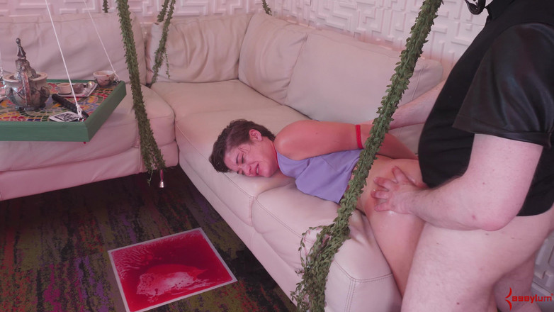 Assylum & Slavemouth: हॉट बबल-बट milf(चोदने लायक मम्मी) अपने मालिक के पैरों और गांड की पूजा करने के बाद जोरदार दर्द लेती है