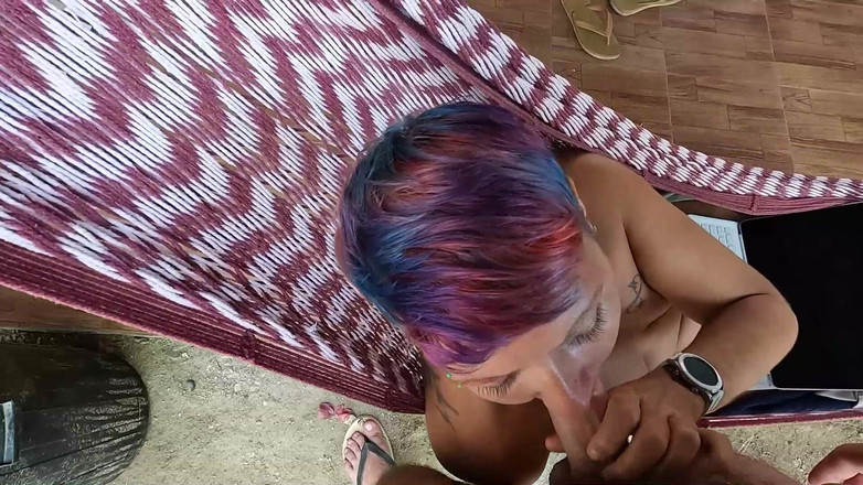 bekycarril: Manželka dostává ptáka do pusy, zatímco leží v houpací síti