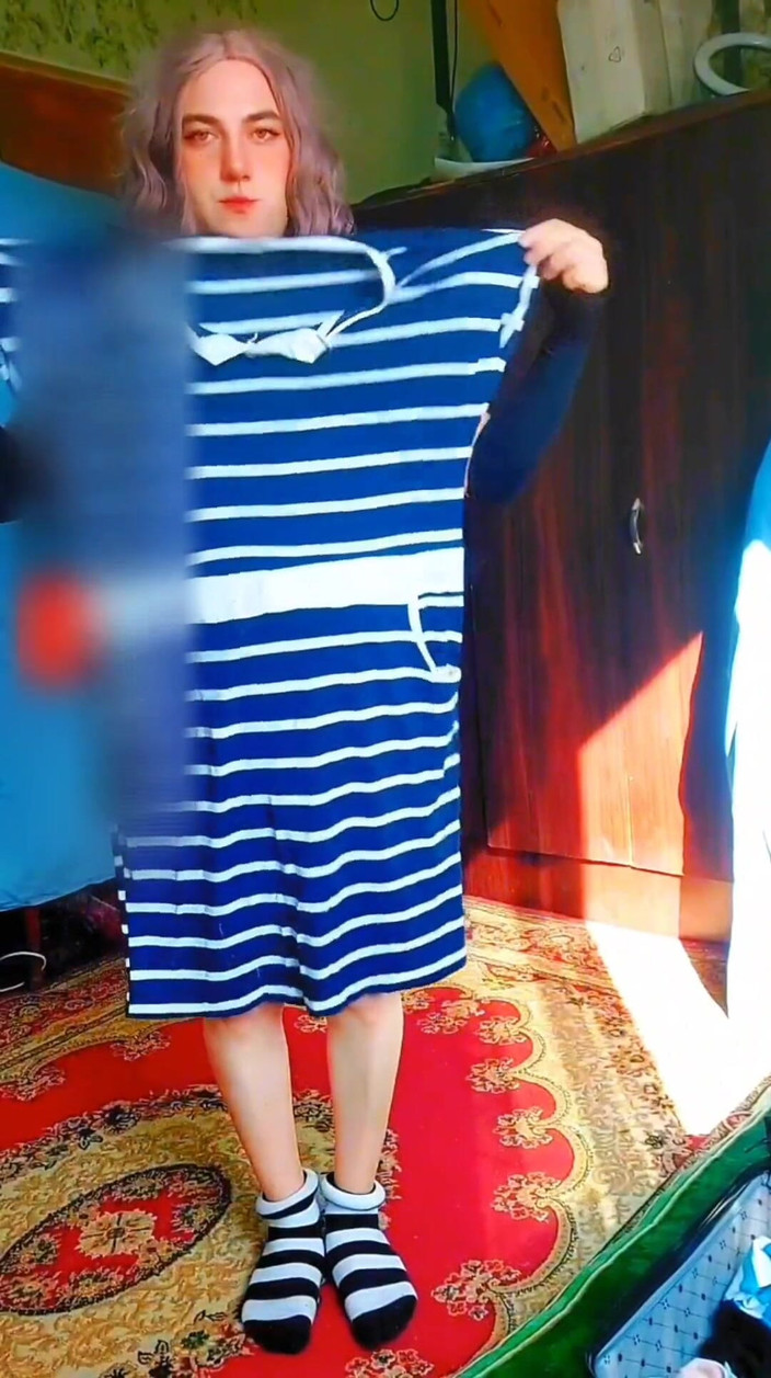 Kitty_Cross: +18 youtube модель crossdresserkitty сексуальна сільська домогосподарка одягає довгі панчохи