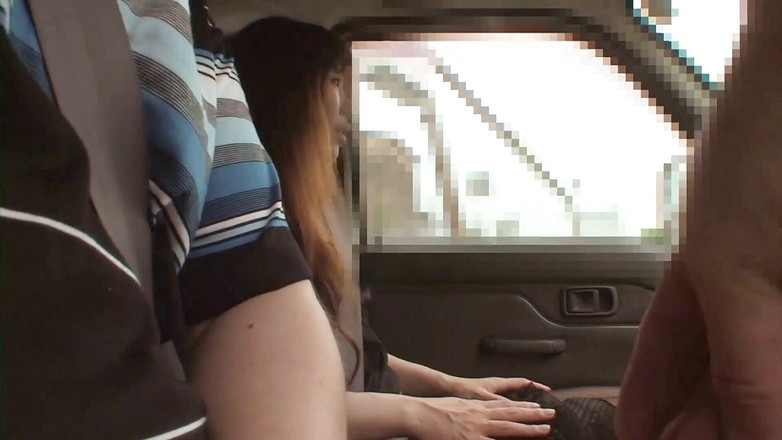 Asiatiques: Sexig asiatisk milf har en intervju i bilen