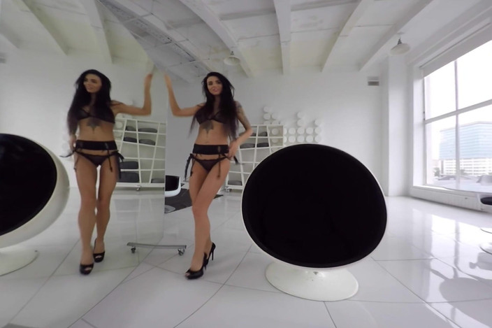 StasyQVR: Fit tatuada morena sexy striptease