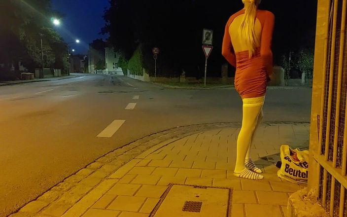 sweetfeet29: Sissy wil in de stad worden geneukt