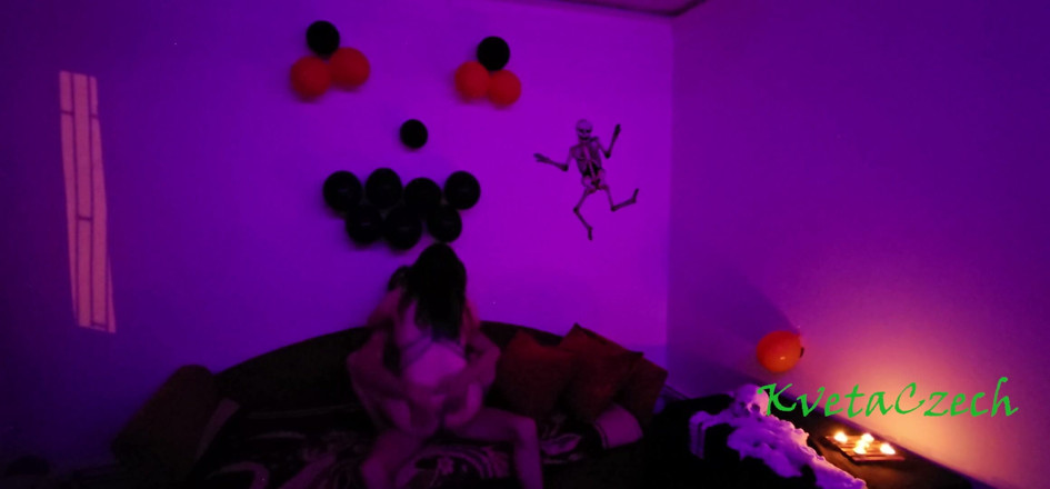 Kveta Czech: Halloweenské Překvapení S Dívkou Svázanou Provázkem a Strašilou Kamerou