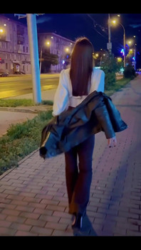 Ehi, vieni qui ti bacierò! Le passeggiate notturne sono meravigliose, non è vero?