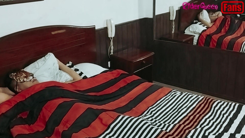Riderqueen: Mama vitregă se fute în pat, Numai fani în slow motion, călărire...