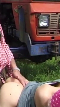 Porno all'aperto spudorato con la figliastra
