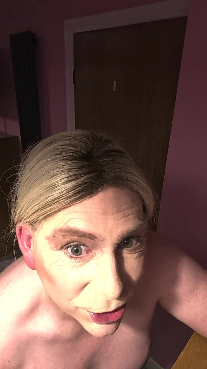 NikkiGee: Nikki mengambil dildo tebal