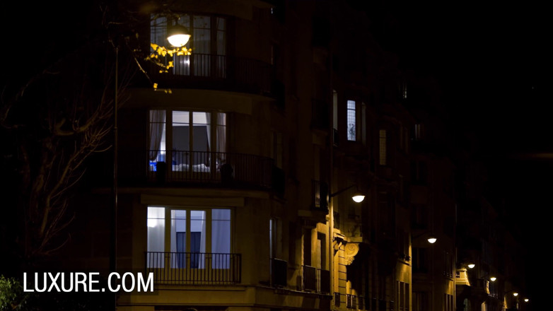 Luxure: Mina Sauvage segreta lecca e fa un pompino durante la...