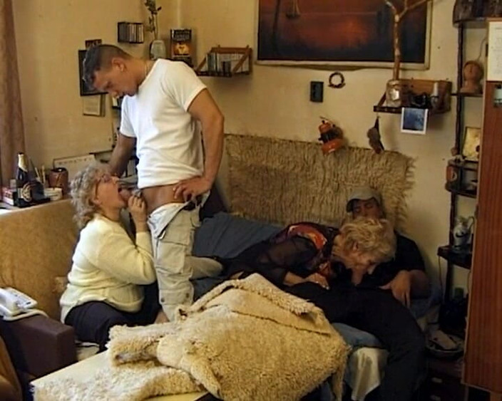 BB Video - Old School: 与德国奶奶业余和肛交的户外狂欢