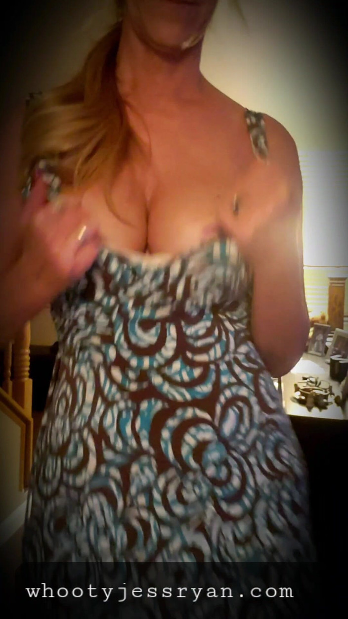 JessRyan: Siendo tonta provocación y mostrándose