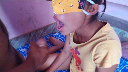 HousewifeGeeta: Inderin lutscht stiefschwester sperma in den mund