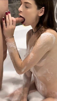 Asyasky muốn đụ tôi trong bể sục. Cuối cùng cô ấy đã bú cu tôi.