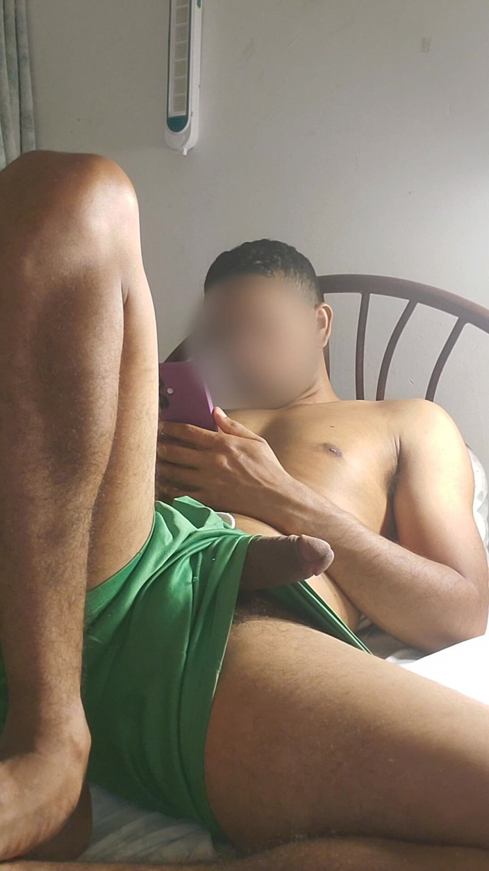 Charlieburrito: Bărbat care se uită la porno singur