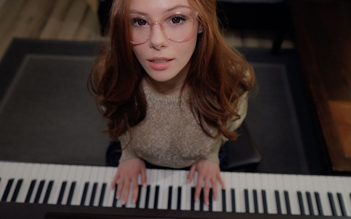 Arina Fox: Murid nakal ini lagi asik muasin memeknya pakai celana dalam |...