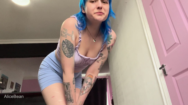 Alice Bean: Držím mi čůrání