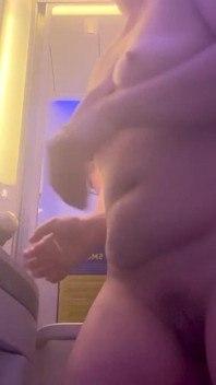 Squirt esplosivo e figa allargata nel bagno dell'aereo