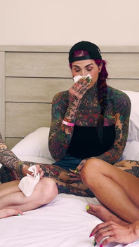 Trzy dziewczyny w nonstop kichanie fit: Mars Solo, Inked2plz, Andi Wild