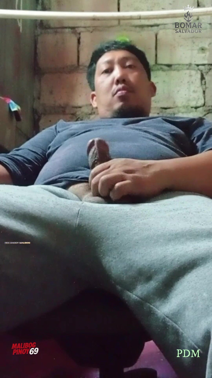 pinoy malibog: गोल-मटोल डैडी अपने मोटे लंड के साथ खेल रहे हैं