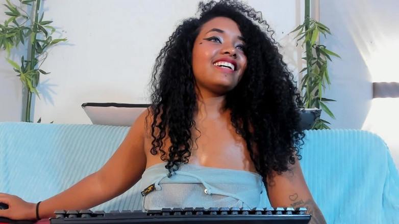 Brunette ivy: Una donna nera dai grossi seni si masturba la figa...