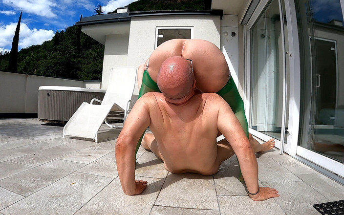 Hotvaleria: Aku kencing di kontolnya