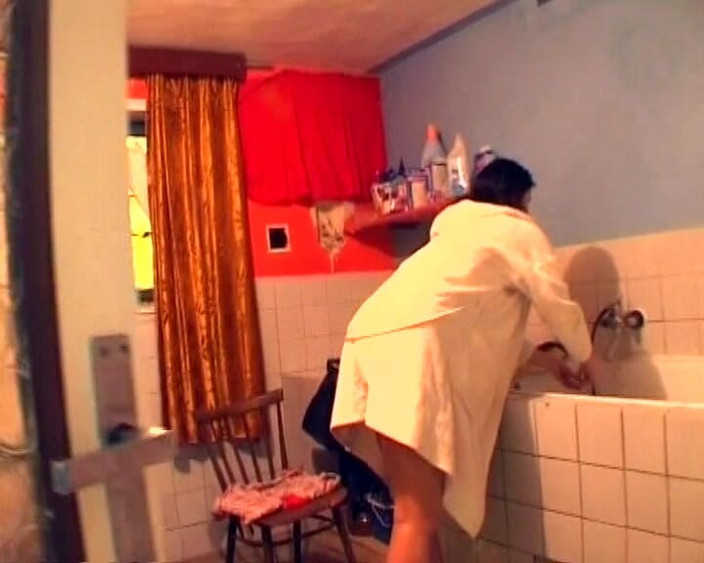 German Amateur Videos: Amateur Duitse babe toont haar poesje op camera