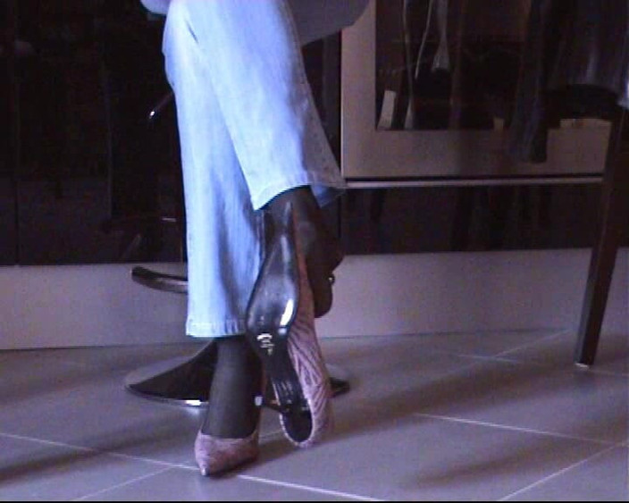 Nyllady: Gioca con le scarpe in collant neri e décolleté rosa