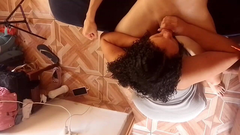 Milfcaliente69: Milfka s velkým zadkem skončí šukáním svého nevlastního syna, zatímco je...