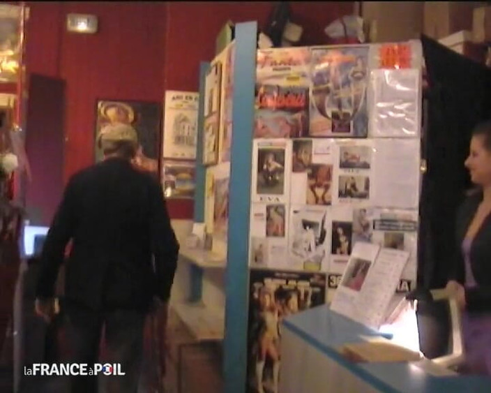 French Gonzo: Opa biedt een zeer hete stripper aan!