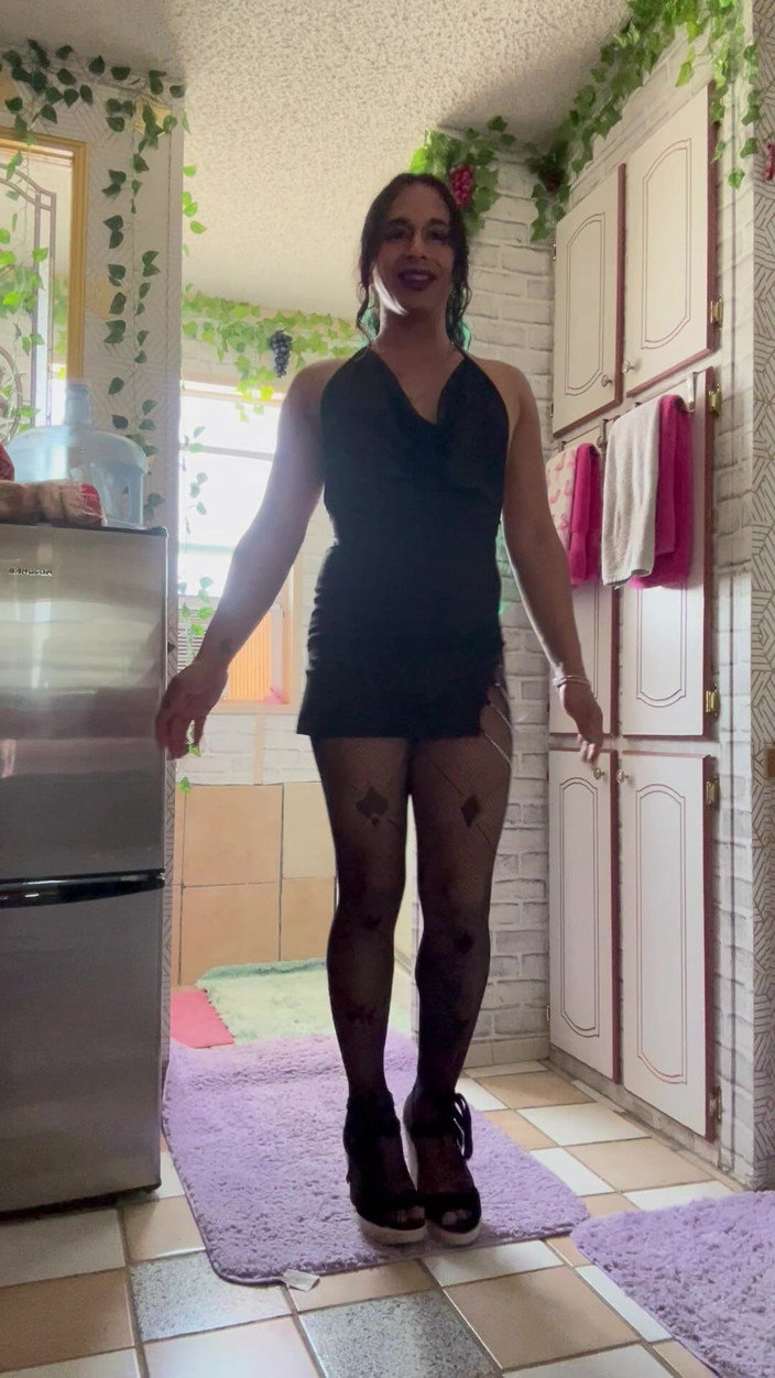 TSJade95: Sie ist nicht da, striptease in strümpfen