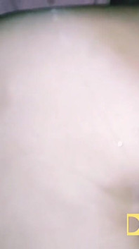 Une grosse bite baise la chatte d’une baby-sitter avec une grosse éjaculation