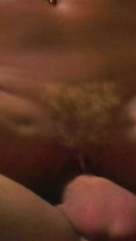 Une nana blonde taille une belle pipe et une belle baise à une bite