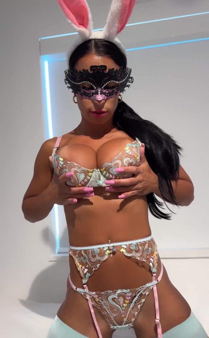 Miss Lexa: 이 귀여운 토끼를 도와줄 수 있을까요? 나는 U가 이번 부활절에 계란을 많이 찾을 수 있기를 바랍니다