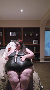 Bbw sexy grassa in tuta di pelle nera