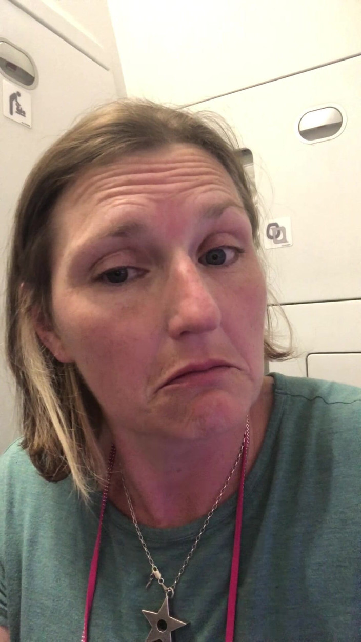 MistressWriggler: Dört Saat Boyunca Tuttuktan Sonra Uçakta Büyük Sidik!