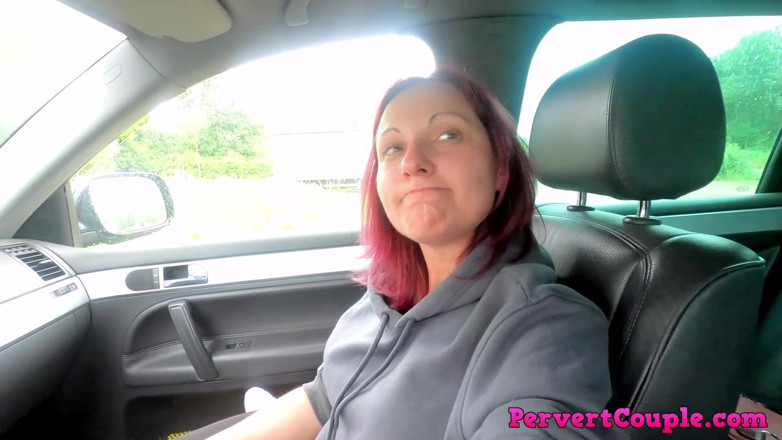 Pervert Couple: Me estoy tragando su semen en el auto