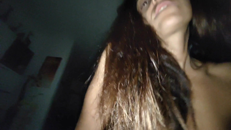 Ferrero anal experience: Soția în pijamale fute un prieten în tăcere în timp ce soțul ei în...