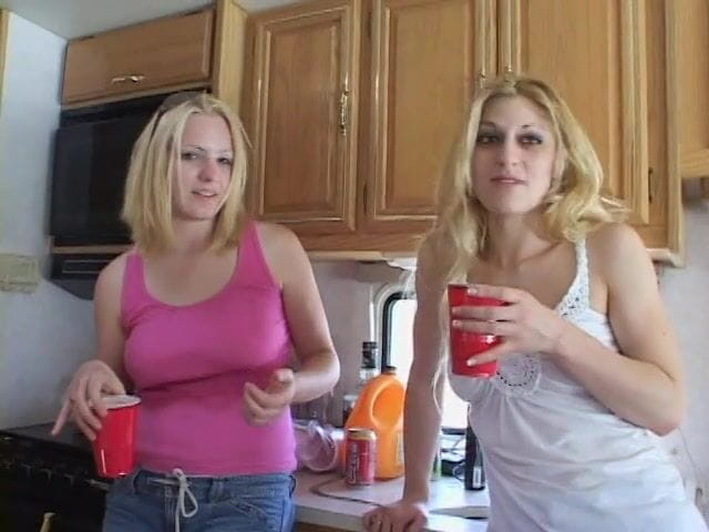 Group Bang: Si jalang miang bergilir-gilir menjilat tetek dan pepek antara satu...