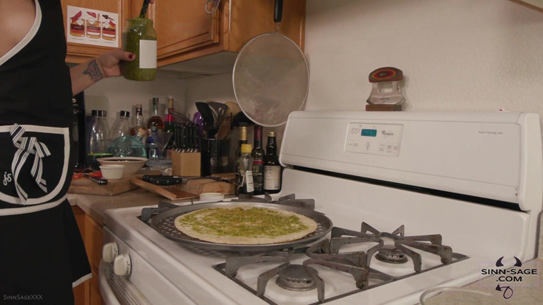 Sinn Sage: Kancelářská pizza párty obryně představuje Sinn Sage