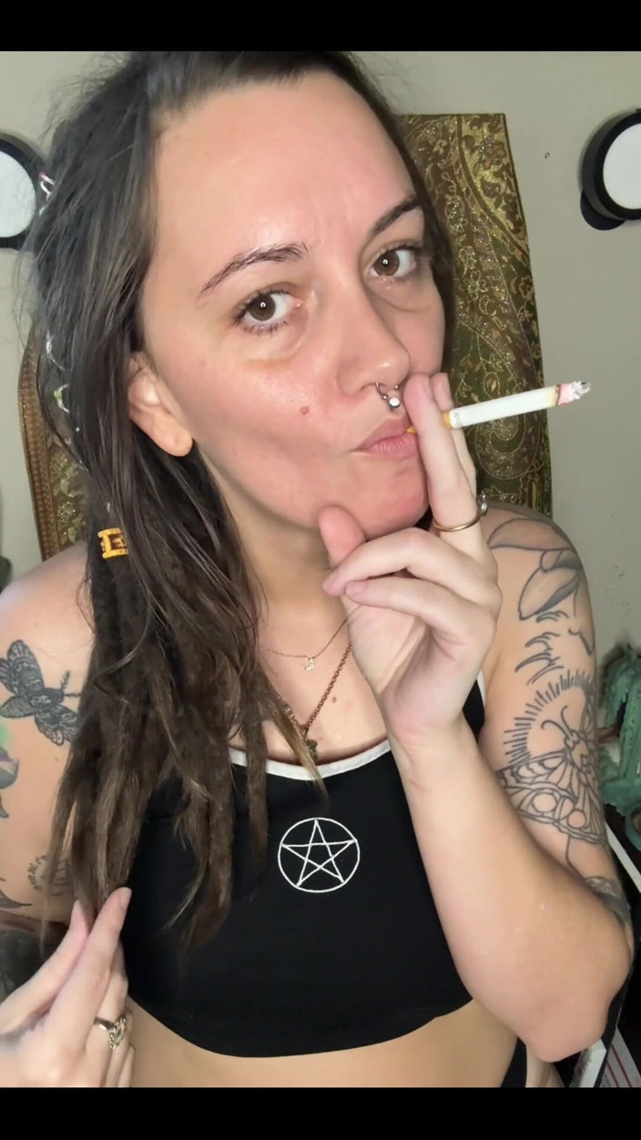 Chery Trees: Tôn thờ nách và hút thuốc trêu chọc với cây...