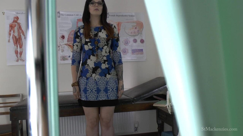 St Mackenzie's Archive: Міс Хендрікс грає зі своєю пиздою, знаючи, що ти дивишся