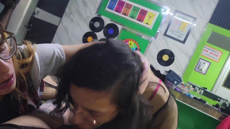 Crystal Phoenix: Два Сисси Трахают Татуированного Мужчину