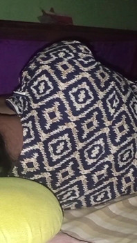 Hintli karım yatağa girmeme bile izin vermiyor. Seksi Hintli köylü evli kadının amını yalıyorum