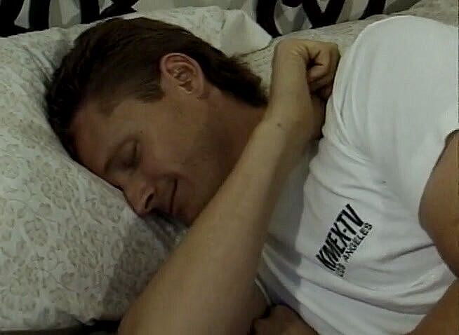 Alfacontent: Busty愚痴queening幸運な男ながら吸い、彼のディックに乗って