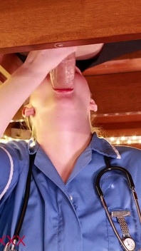 看護師が匿名のチンコをしゃぶる看護師