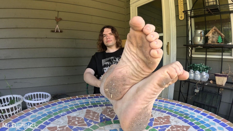 Mr Dimples: Je Montre Mes Pieds Sales