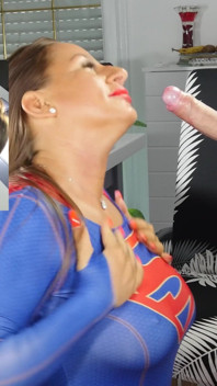 Mila Smart est supergirl et baise