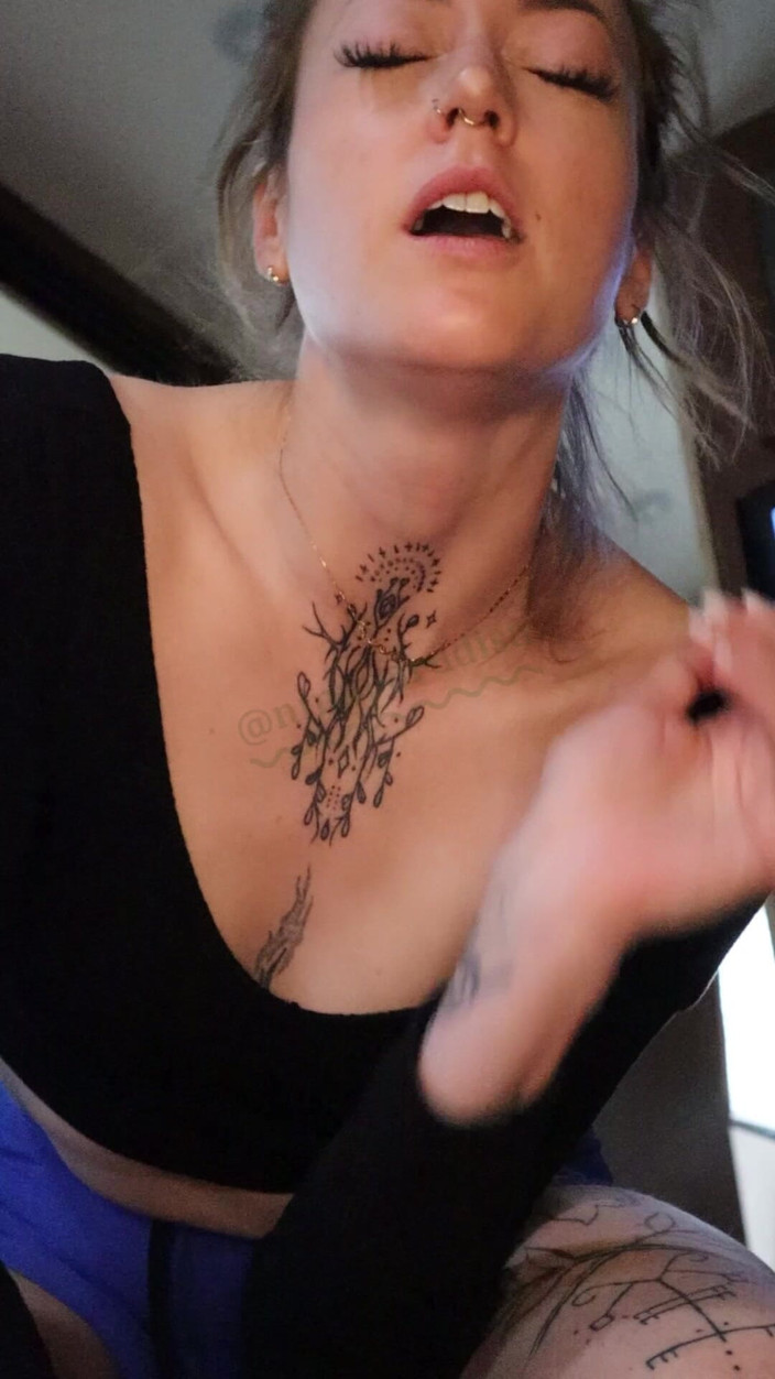 Nina Paradisa: Lurking Tiny macht eine große fahrt auf 10" Riesin dildo