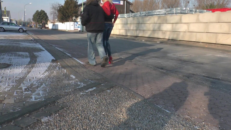 Old & Young: ティーニー・イェーガーがワイルドな野外のセックスを求めてホットなティーンを探す