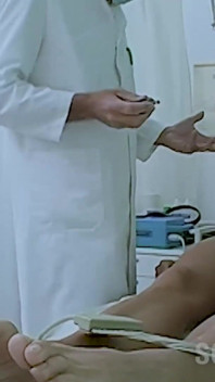 Çiş amcık Kara doktorun ofisinde işiyor ve sikişiyor