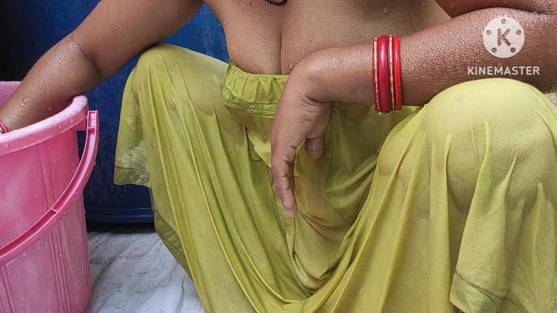 Anita yadav: Moglie casalinga indiana che fa il bagno fuori